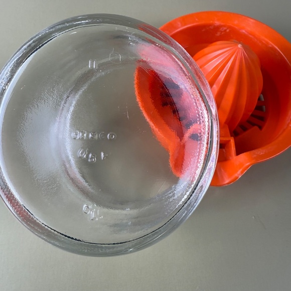 Vintage Gemco Glass Juicer with Orange Plastic Reamer | Mid-Century Kitchenware - Picture 6 of 11